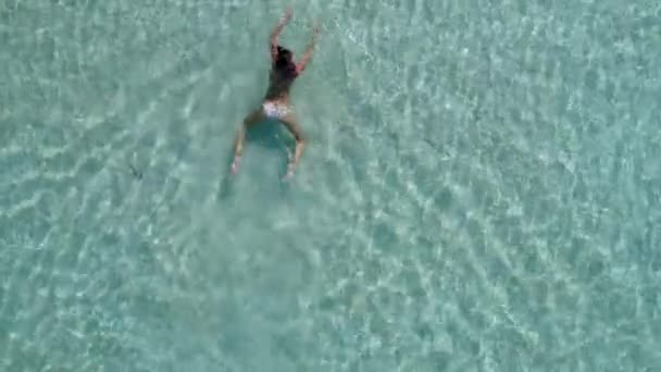 순수한 푸른 바다에 수영 하는 아기와 엄마. — 비디오
