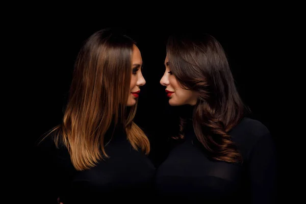 Kauniita tyttöjä kaksoset — kuvapankkivalokuva