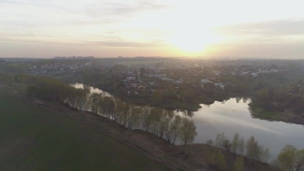 Загородное озеро в лучах заходящего солнца . — стоковое видео