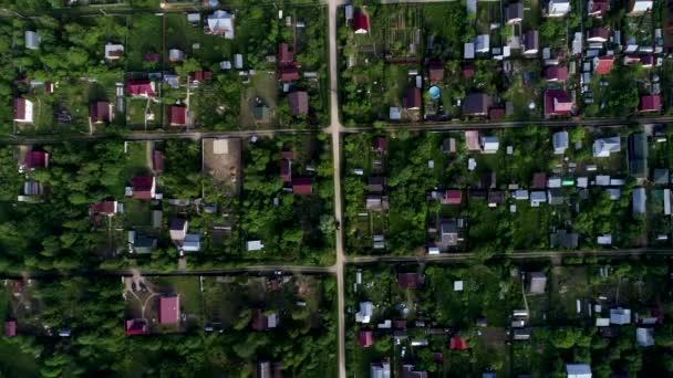 A village road. Az autó lovagol az úton, fák között, és házak. — Stock videók