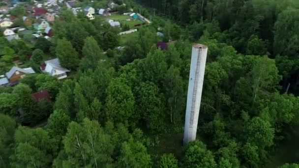 Beau petit village près d'un champ agricole dans une belle forêt verte .