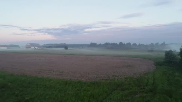 Lac forestier dans le brouillard matinal, dans les rayons du soleil aube 