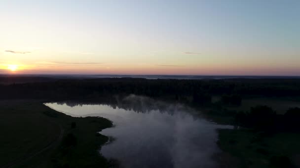 Waldsee im Morgennebel, in den Strahlen der Morgensonne — Stockvideo