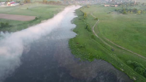 Лісове озеро в ранковому тумані, в променях світанкового сонця — стокове відео