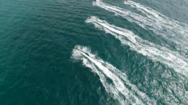 Arkadaş bir kayak Jet sürüş ile dalgalar üzerinde şirket