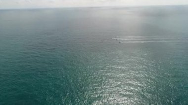Arkadaş bir kayak Jet sürüş ile dalgalar üzerinde şirket