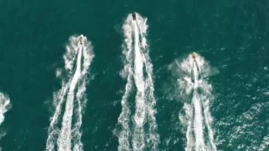 Arkadaş bir kayak Jet sürüş ile dalgalar üzerinde şirket