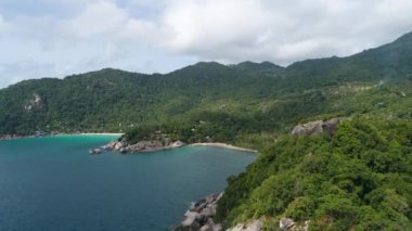 Güzellik doğa manzara plaj, deniz ve orman Tayland ile. Uçak video. 4k.