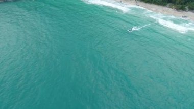 Motorlu tekne denize yelken. Güzellik doğa manzara. Tayland. Uçak video. 4k