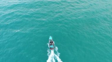 Motorlu tekne denize yelken. Güzellik doğa manzara. Tayland. Uçak video. 4k