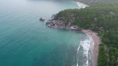 Güzellik doğa manzara plaj, deniz ve orman Tayland ile. Uçak video. 4k.