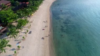 Turistler üzerinde güzel bir plaj dinlenme