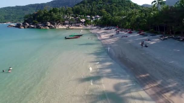 Туристы отдыхают на прекрасном пляже — стоковое видео