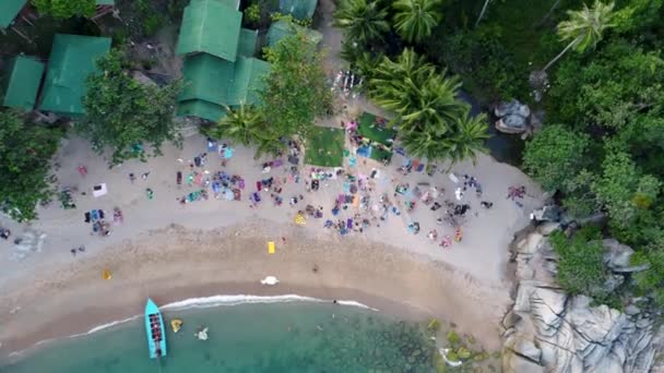 Gente teniendo una fiesta en una hermosa playa — Vídeos de Stock