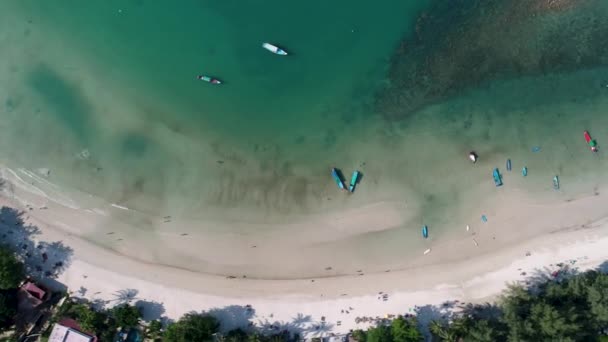 Schoonheid natuur landschap met strand, zee en jungle op Thailand. Drone video. 4k. — Stockvideo