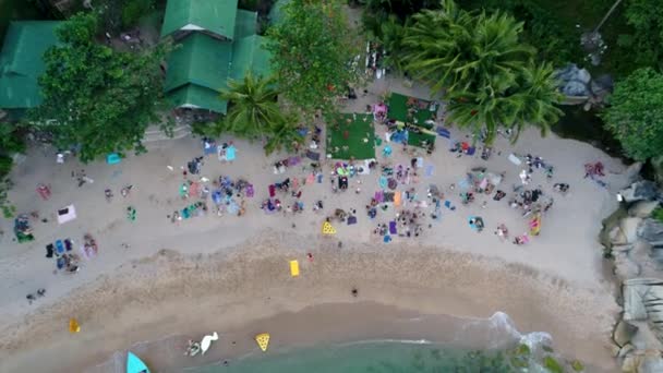 Pessoas fazendo uma festa em uma bela praia — Vídeo de Stock