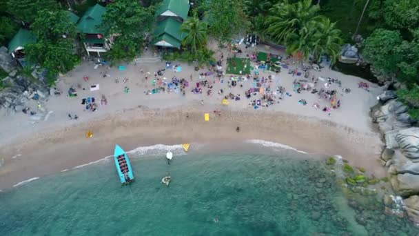 Mensen die een partij op een prachtig strand — Stockvideo