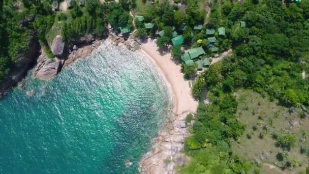 Beauté paysage naturel avec plage, mer et jungle sur la Thaïlande. Vidéo de drone. 4k . — Video