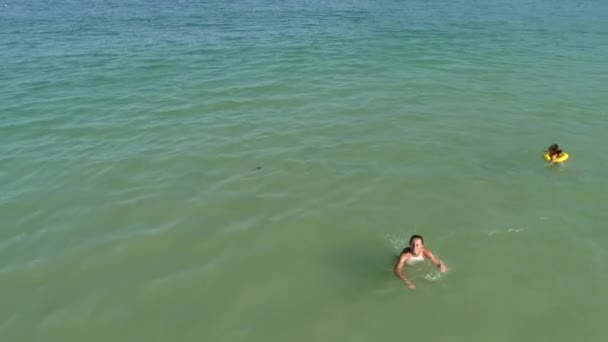 Matka s dítětem plavání v čisté modré moře. — Stock video