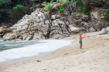 küçük çocuk ile bir uçurtma plaj üzerinde çalışan