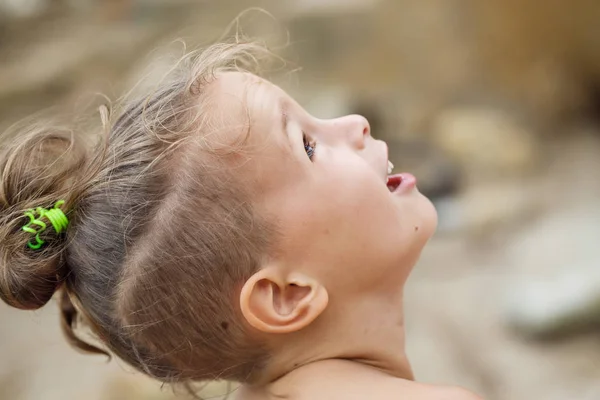 Kleine jongen kijkt dromerig in de hemel — Stockfoto