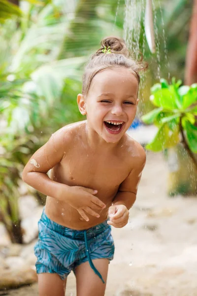 Petit garçon s'amuser sur la plage — Photo
