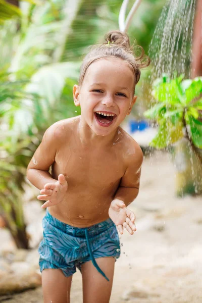 Jongetje plezier op het strand — Stockfoto