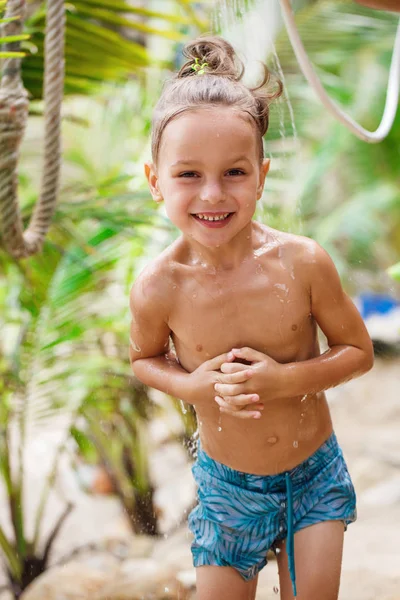 Jongetje plezier op het strand — Stockfoto