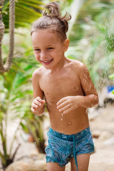 Jongetje plezier op het strand — Stockfoto