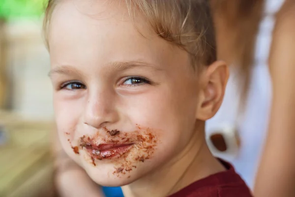 Jongen eten pannenkoek met banaan en chocolade — Stockfoto