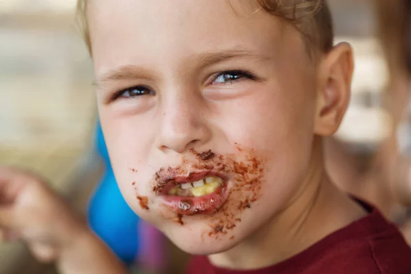 Jongen eten pannenkoek met banaan en chocolade — Stockfoto