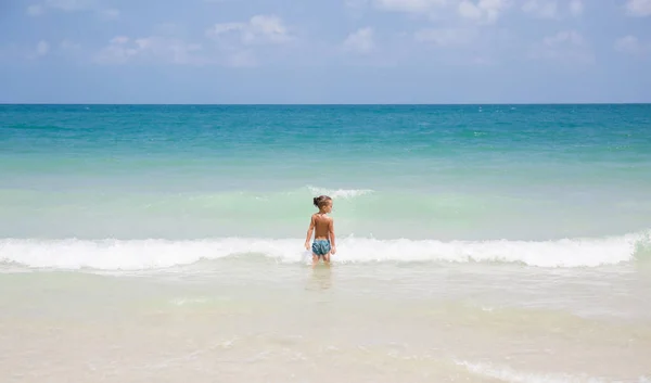 Jongetje in de zee in Thailand — Stockfoto