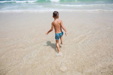 Tayland denizde küçük çocuk