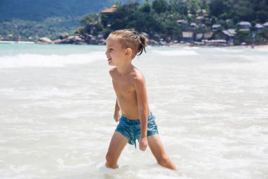 Tayland denizde küçük çocuk
