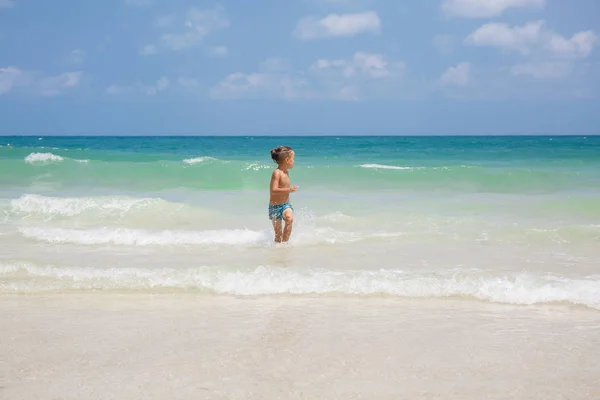 Jongetje in de zee in Thailand — Stockfoto