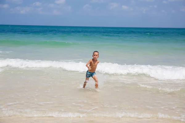 Jongetje in de zee in Thailand — Stockfoto
