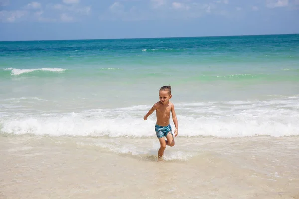 Mały chłopiec w morzu w Tajlandii — Zdjęcie stockowe