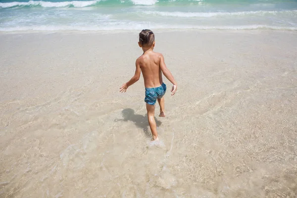 Tayland denizde küçük çocuk