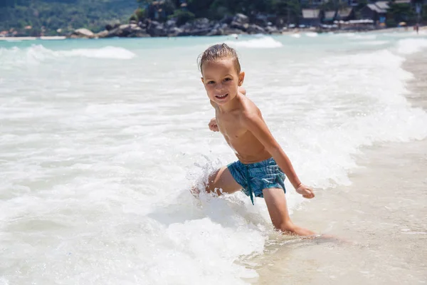 Mały chłopiec w morzu w Tajlandii — Zdjęcie stockowe