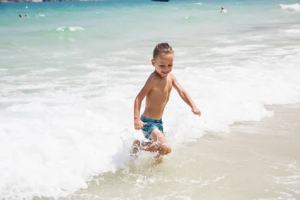 Jongetje in de zee in Thailand — Stockfoto