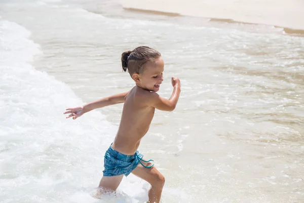 Jongetje in de zee in Thailand — Stockfoto