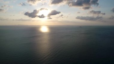 Güzellik doğa manzara plaj, deniz ve orman Tayland ile. Uçak video. 4k.