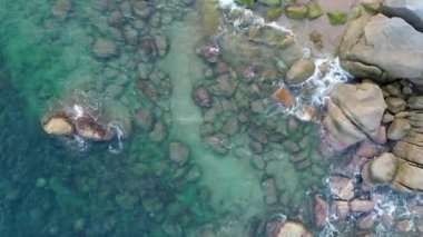 Dalgalar taşı kırmak. Paradisiacal tropik ada sahilde