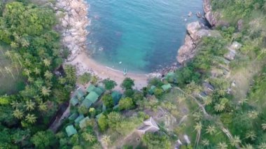 Güzellik doğa manzara plaj, deniz ve orman Tayland ile. Uçak video. 4k.