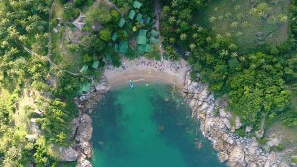 Leute feiern an einem schönen Strand — Stockvideo