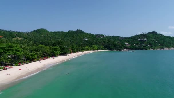 Krása přírody krajina s pláží, moře a džungle na Thajsko. Hukot video. 4k. — Stock video