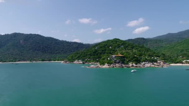 Schoonheid natuur landschap met strand, zee en jungle op Thailand. Drone video. 4k. — Stockvideo