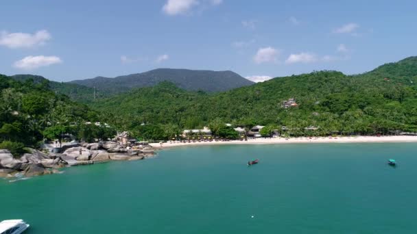 Schoonheid natuur landschap met strand, zee en jungle op Thailand. Drone video. 4k. — Stockvideo