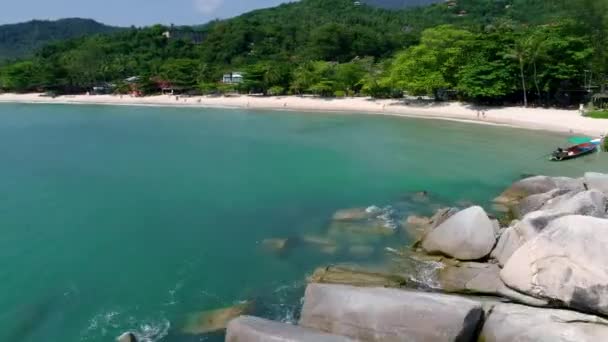 Schoonheid natuur landschap met strand, zee en jungle op Thailand. Drone video. 4k. — Stockvideo
