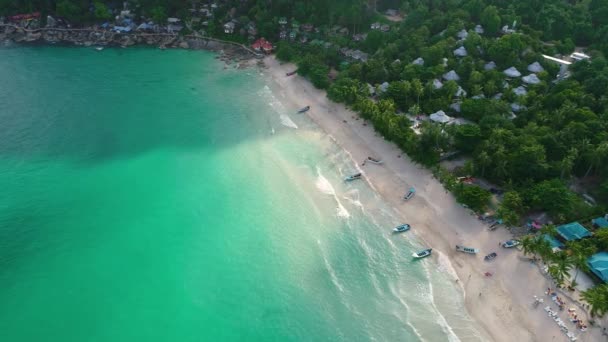 美丽自然风景与海滩、海和密林在泰国。无人机视频。4k. — 图库视频影像